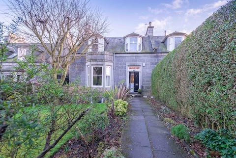 Lovely Central 2 Bed Flat Quiet Location Own Door