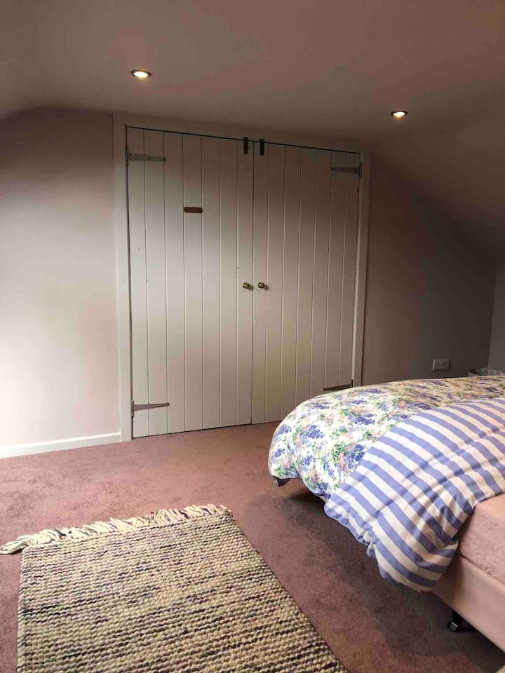 ห้องนอนคู่พร้อมโถสุขภัณฑ์แยกต่างหากและอ่างล้างมือและตู้เสื้อผ้าแบบเดินเข้าได้