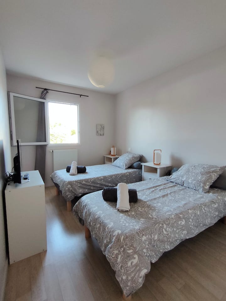 חדר השינה 2 מיטות ב -90 ס"מ