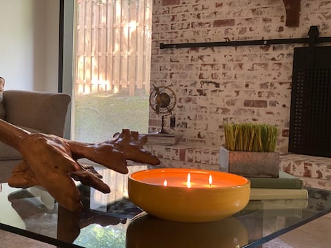 Modern 70’s Bungalow-Executive Retreat-King bed