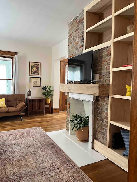 Quaint Pet Friendly 2 Bed Apt Downtown Meadville