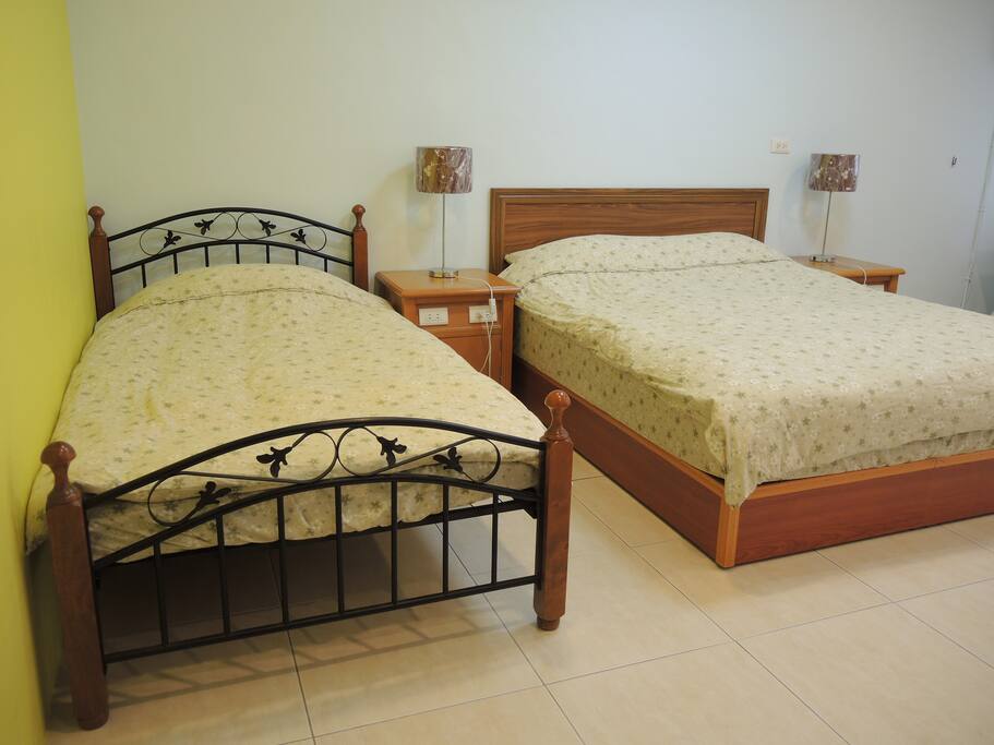 位於二樓的典雅三人房
2nd floor private room with one single bed and one double bed
2階奥の個室。