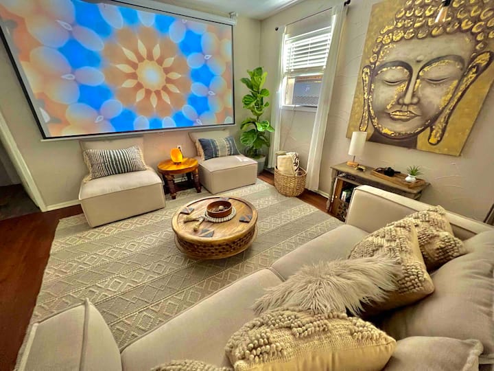 Superbe espace de vie pour se divertir avec un projecteur de 4,5 x 8 pieds et une Apple TV