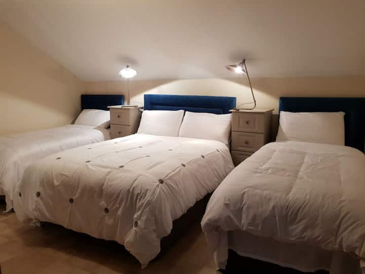 Mangerton Suite - Zona notte (letto matrimoniale e 2 letti singoli)