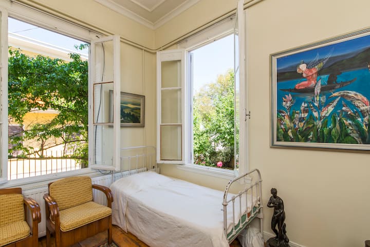 Chumba kizuri cha ghorofa ya chini kilicho na kitanda kimoja. 