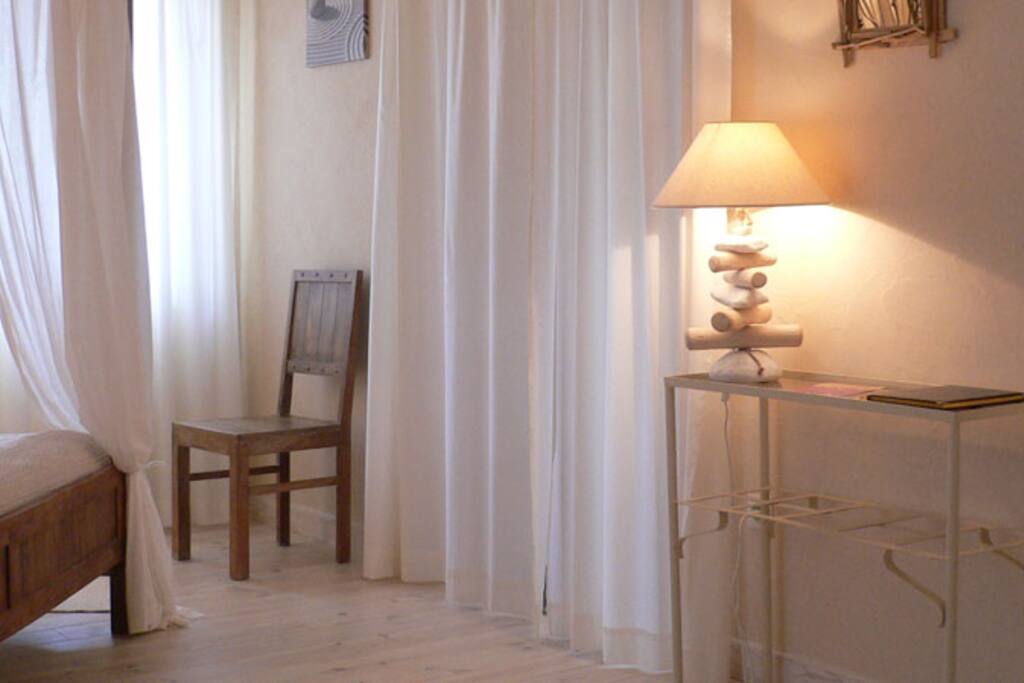 Tablette avec lampe en bois flotté