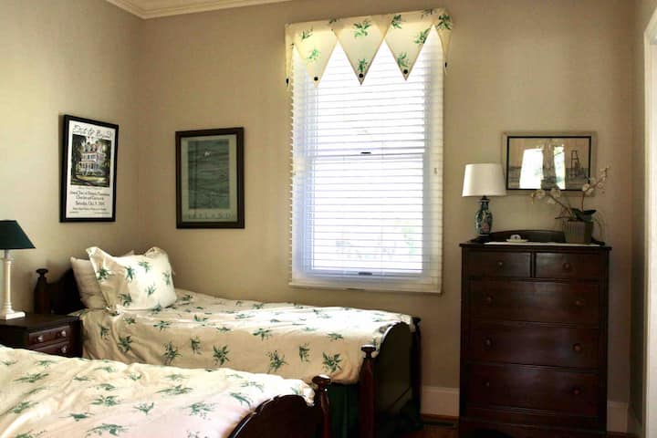 Двокреветна соба на првиот кат со целосна приватна бања