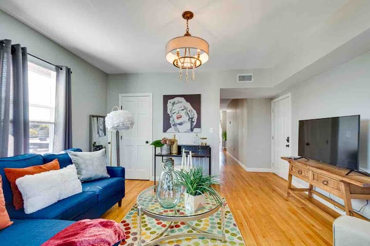 Top level great views mins to MBTA!