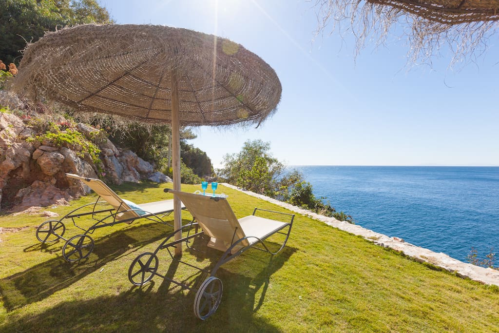 With its ocean-front location, stylish interior and unbeatable views, this is a great place to get away from it all in beautiful Southern Spain.