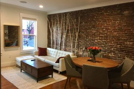 Modern Guest Room, Private Bath near airport/city