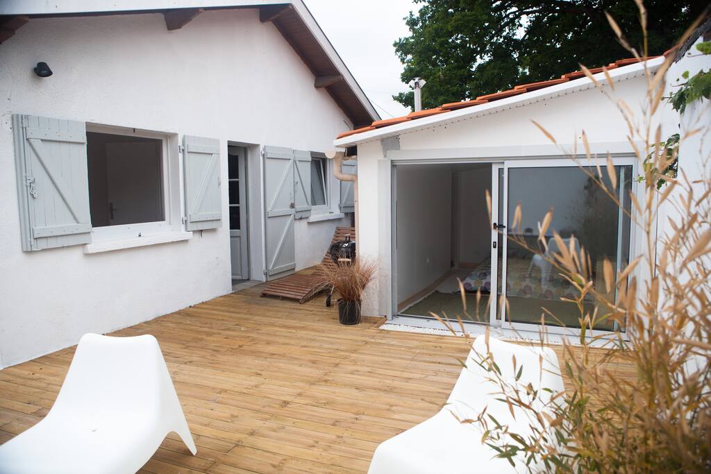 Terrasse sans vis à vis dans un environnement très arboré.