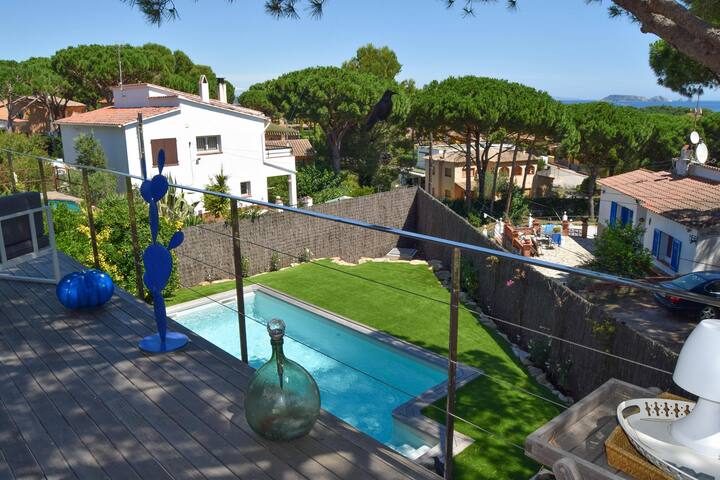 Villa with pool 1.5 km from the beach gallery image 4