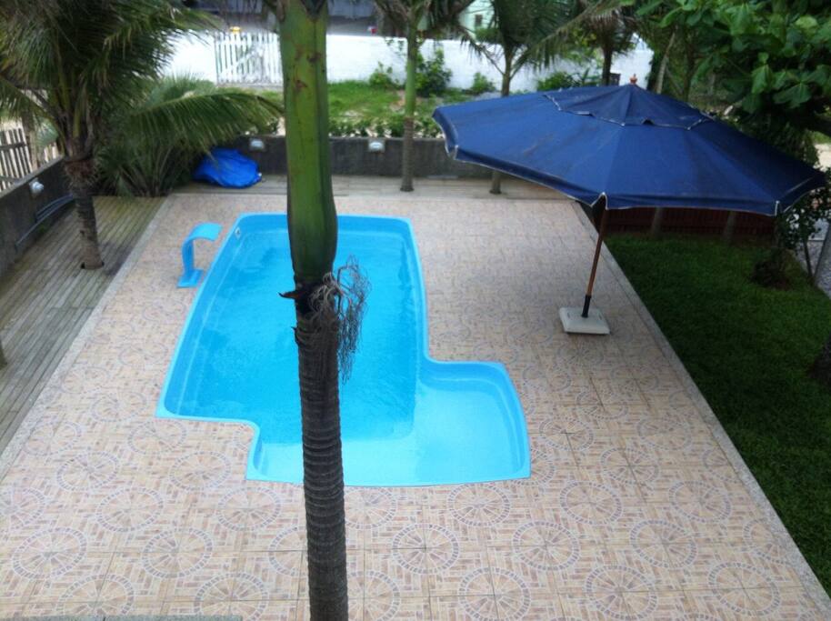 Piscina com Prainha, espaço raso para sentar e brincar com crianças.