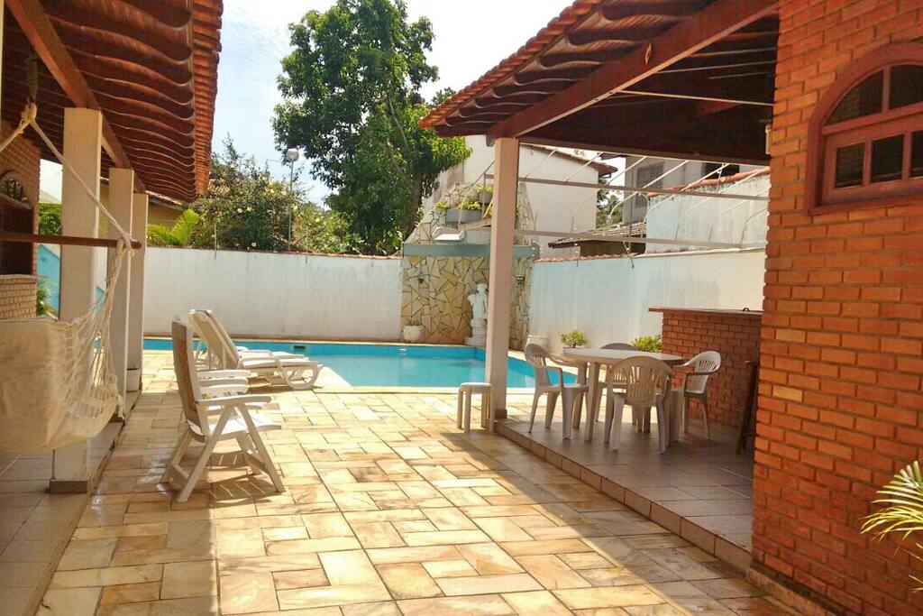 Área da piscina e churrasqueira