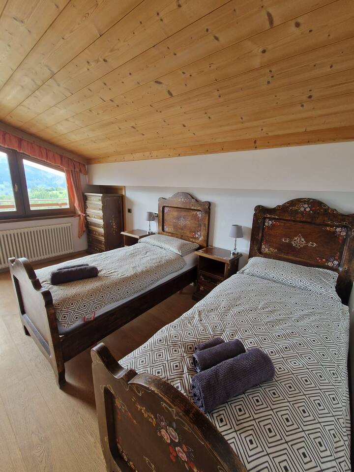 Спалня 2 единични легла на юг с балкон