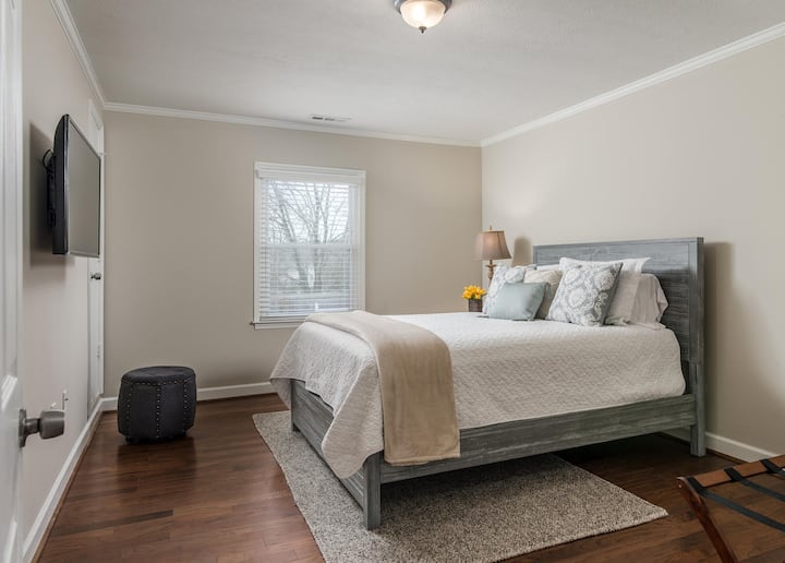 მე-2 საძინებელს 152 × 203 სმ ზომის საწოლი აქვს 43 დიუმიან ბრტყელეკრანიან ეკრანზე