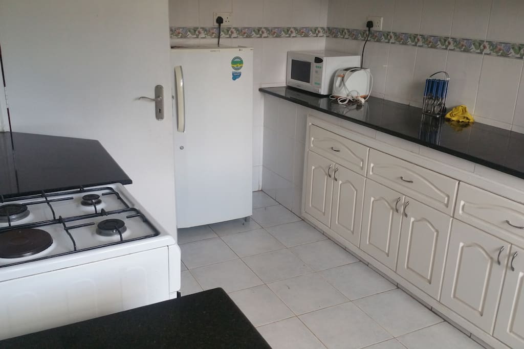 Kitchen with cooker, microwave and refrigerator. Plent of cuboard space