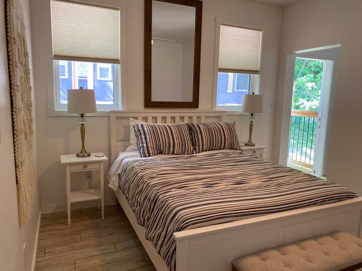 ห้องนอนที่สองพร้อมเตียงควีนไซส์และฟูกนอนพื้นคู่ด้านล่างหากจำเป็นพร้อมสมาร์ททีวี 4K ขนาด 50 นิ้วติดผนัง  