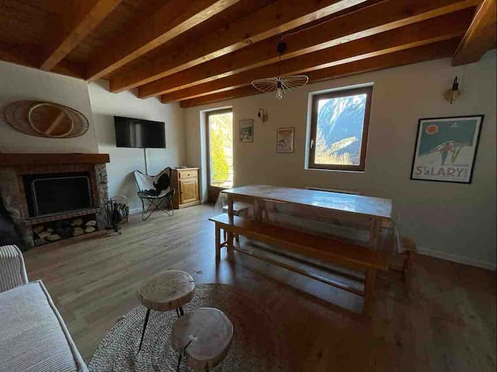 Dnevni prostor s pogledom na planine 