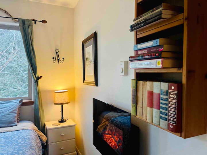 Spálňa s elektrickým krbom