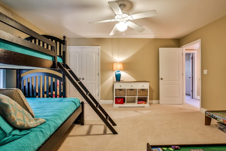 ห้องนอน 2 ชั้นบน - ด้านล่างเต็มรูปแบบและเตียงแฝดด้านบนเตียงสองชั้น
Jack & Jill Bath