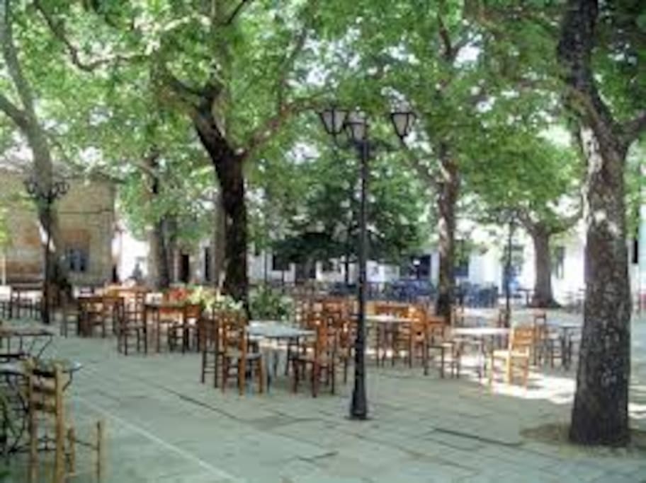 Η πλατεία μας!