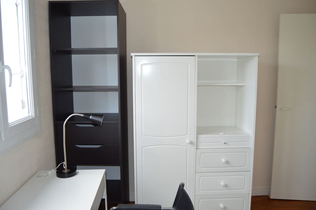 Chambre (penderie, tiroirs et étagères)