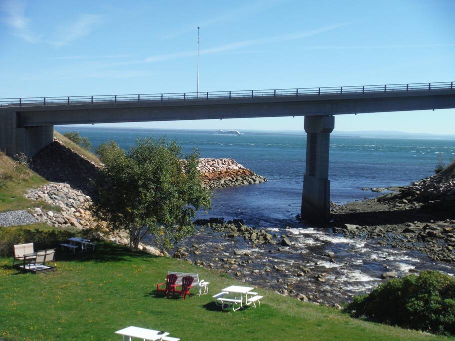 Malgré la route, très bien insonorisée, vous entendez la rivière comme son de fond.