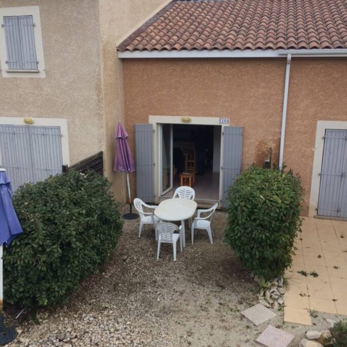 Le studio et le jardinet pour prendre l'apéritif