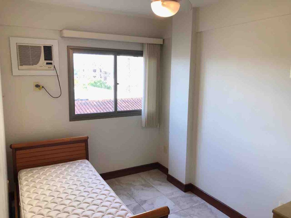 Spálňa s jednolôžkom (potiahnutím spodnej časti získate prístup k druhému lôžku). 

Klimatizácia okien s diaľkovým ovládaním;

Diaľkovo ovládaný stropný ventilátor;

Inteligentná TV 50";

Cabário.