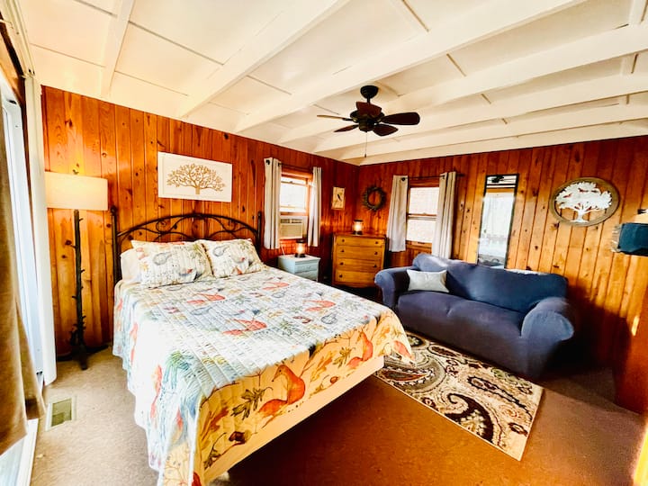 The Fox Hut - Queen Bed