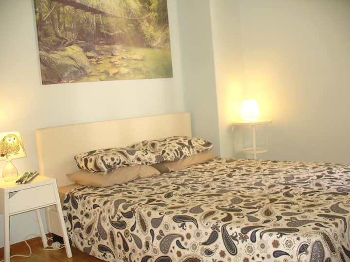 Dormitorio 1, tranquilo y de azul azul, con armario empotrado y boudoir-secretaire