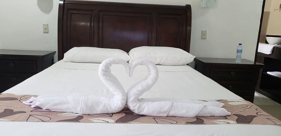 Удобно двойно легло queen size, климатик, сателитна телевизия и самостоятелна баня. Стаята ви разполага със самостоятелен вход и е на няколко крачки от басейна, а всекидневното легло може да  побере до 2 допълнителни гости, а на разположение са матраци. 