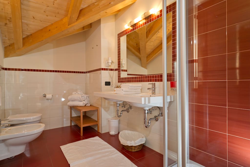 bagno camera rossa