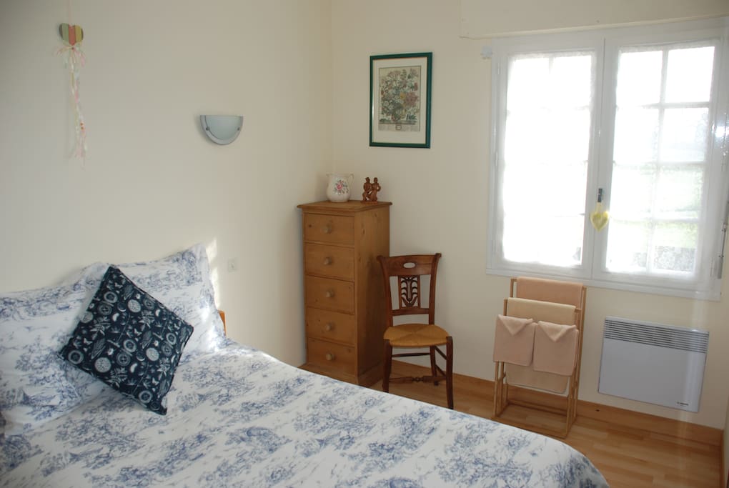Chambre Cotes D'Armor with its view of the countryside.