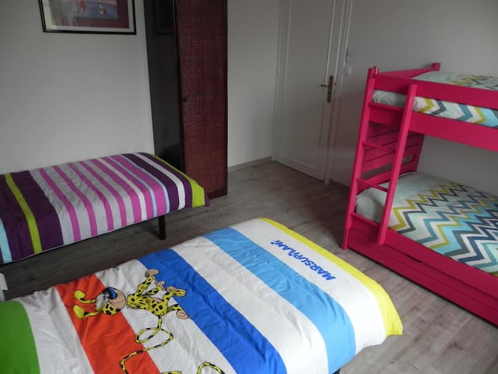 chumba chenye vitanda visivyozidi 5 vya 90