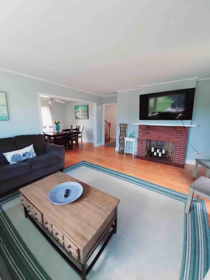 Дневна соба. Ново обоена и  дизајнирана. Има поглед на океан и камин. 65 инчен телевизор исто така. 