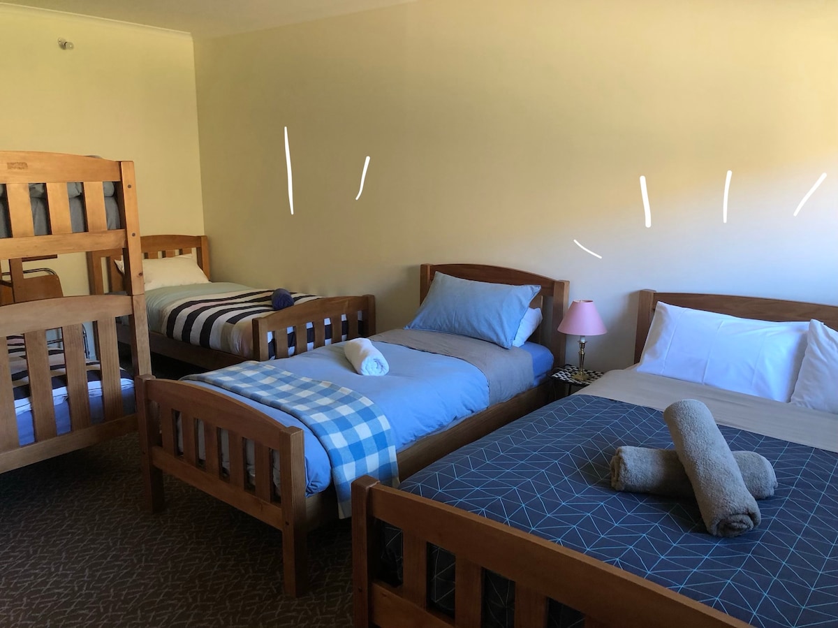 Obiteljska soba. Bračni krevet (160x200), 2 kreveta za jednu osobu i krevet na kat. 