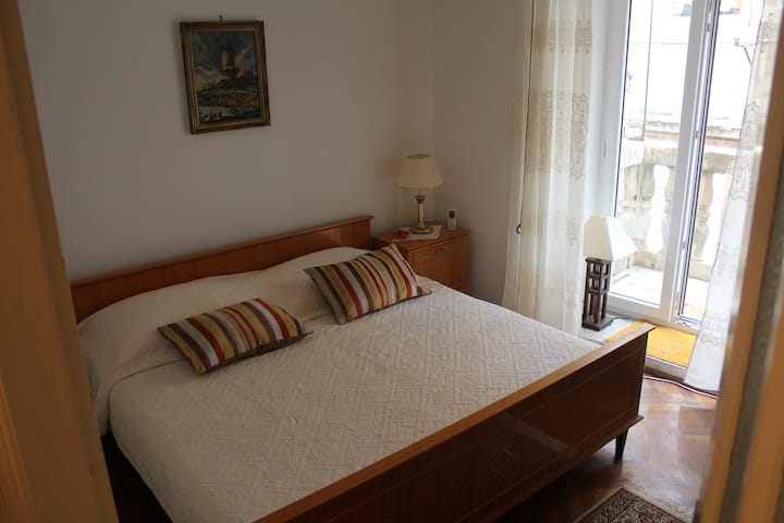 غرفة بسرير مزدوج