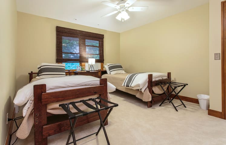Private twin beds and bath near O'Hare/Metra Line