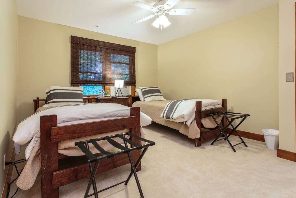 Private twin beds and bath near O'Hare/Metra Line Houses for Rent in