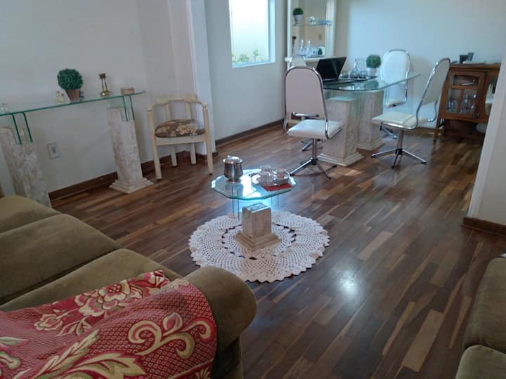 Casa Ampla Com Duas Suítes, Próxima  áRea Comecial - Botucatu