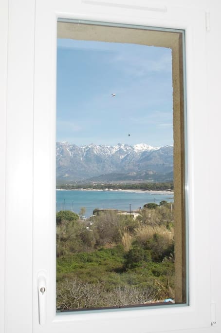 vue mer et montagnes depuis la salle de bain