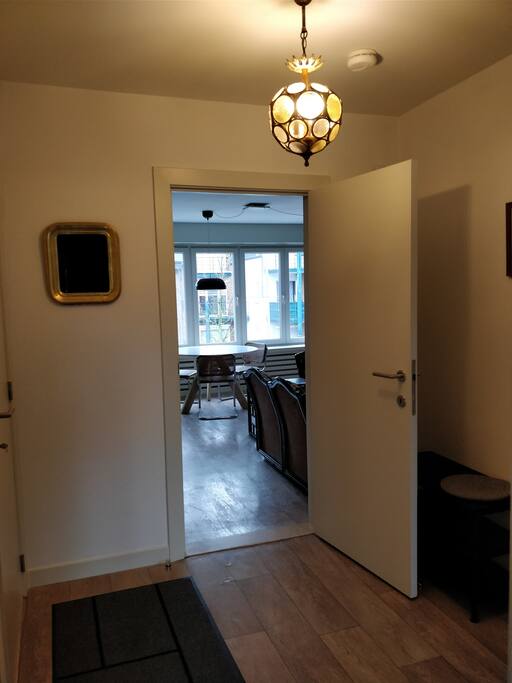 Hall met schoenenrek.