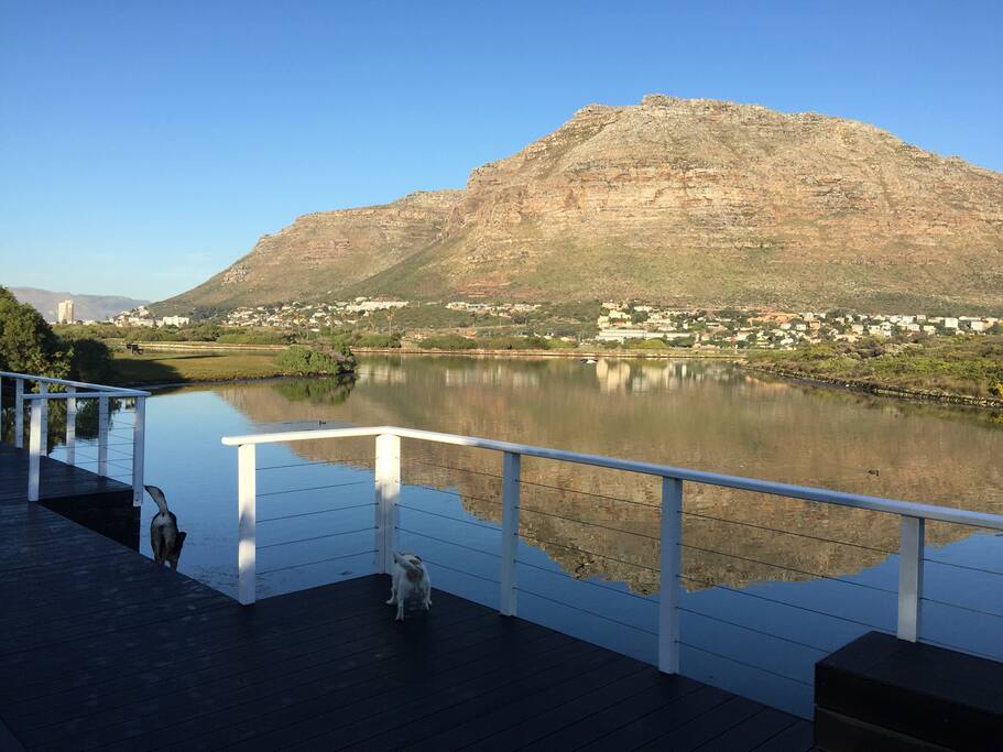 Beautiful morning views. Drink a cup of coffee on the deck