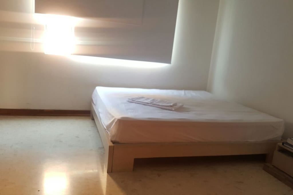 Cuarto matrimonial, cama grande para dos personas, el cuarto principal incluye closet, baño privado con bañera y agua caliente.