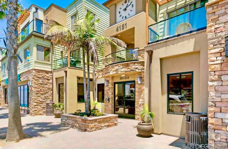 MB Contemporary 4BR/3BA Steps to Sand with Garage