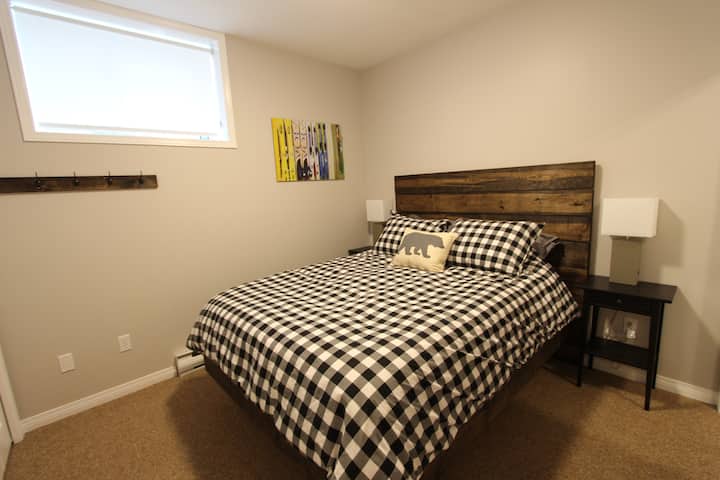 Glavna spavaća soba - bračni krevet (širine 150 - 179 cm 