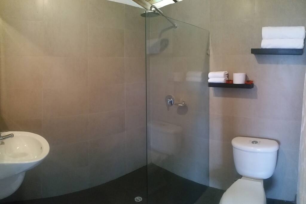 Amplio cuarto de baño