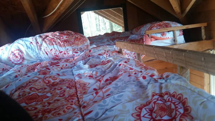 Två enkelsängar på loftet